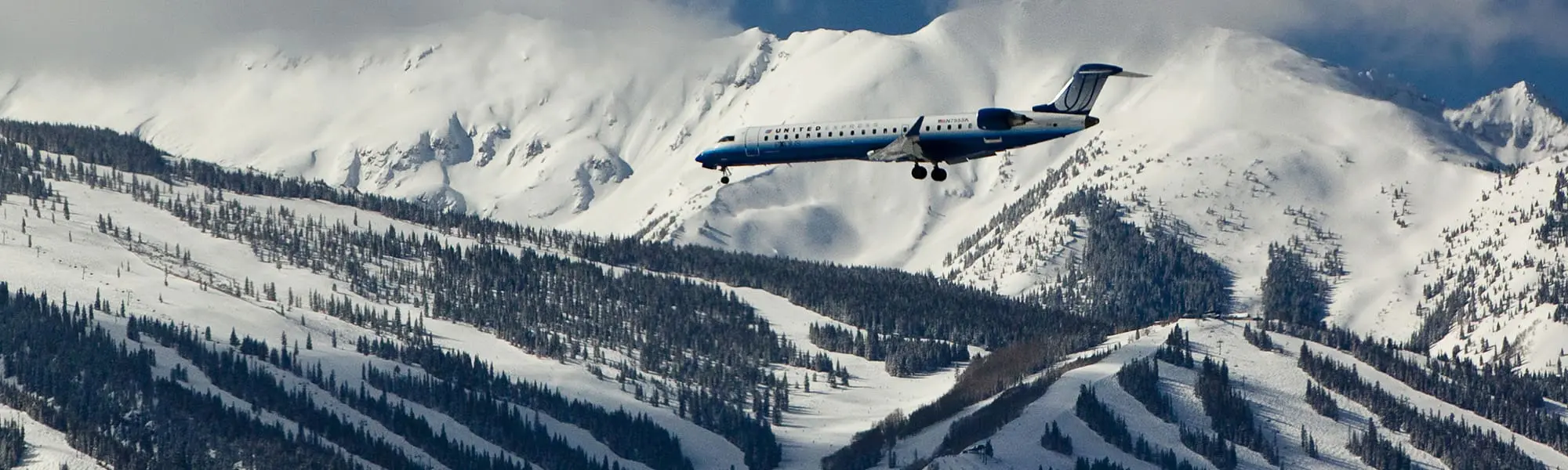commercial plane flying into snowmass colorado (ASE)
